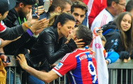 Lewandowski hôn vợ chùn chụt mừng cú đúp