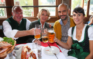 Sao Bayern tắm mình trong bia rượu ở lễ hội Oktoberfest