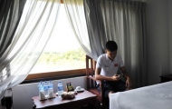 Phòng của U19 Việt Nam bị phun thuốc diệt muỗi lên cả chăn, gối