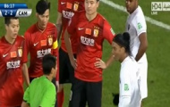 Video: Bị cầu thủ Trung Quốc chơi đểu, Ronaldinho nhận thẻ đỏ