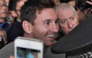 Chùm ảnh: Messi và tuyển Argentina làm náo loạn sân bay tại Trung Quốc