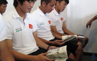 Bầu Đức tặng U19 Việt Nam truyện tranh trước giờ thi đấu
