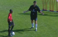 Video: Roy Keane chỉ 'nhóc tỳ' Danny Welbeck cách chắn bóng