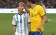 Video: Messi khó chịu ra mặt khi bị Kaka xoa đầu