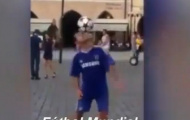 Video: Fan Chelsea kiếm thêm ngoài giờ bá đạo nhất hành tinh