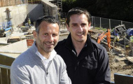 Giggs và Neville dùng tội phạm quảng bá khách sạn