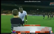 Video: Fan nhí xin áo đấu bỏ chạy vì Paul Pogba