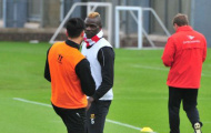 Nóng: Balotelli lại 'tấn công' đồng đội trên sân tập