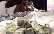 Mayweather rải mưa tiền trong hộp đêm