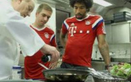 Dàn sao Bayern Munich ngộ nghĩnh vào bếp