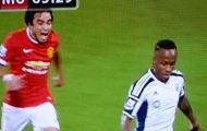 Pha phòng ngự hài hước có 1-0-2 của Rafael da Silva