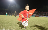 CĐV nhí lao vào sân tìm Công Phượng