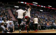 Video: Pha xoay người 360 độ ghi điểm tuyệt đẹp của Terrence Ross