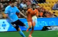 Video: Cầu thủ Sydney FC bắn đại bác tầm xa ghi bàn