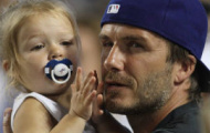 3 tuổi, Harper Beckham vẫn mê ty giả