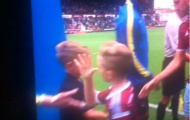 Cậu bé mascot của West Ham khiến thủ thành Joe Hart bẽ bàng