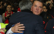 Bỏ qua vẻ lạnh lùng, Mourinho ôm chầm lấy thầy cũ Louis Van Gaal