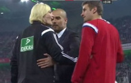 Video: Pep Guardiola sàm sỡ nữ trọng tài