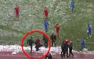 Video: CĐV Levski tấn công HLV CSKA bằng 'bom tuyết'