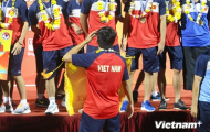 Đến lượt đội trưởng U21 Việt Nam diễn trò lố trên bục trao giải