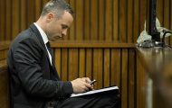 Pistorius nhắn tin cho siêu mẫu ngực bự giữa tòa
