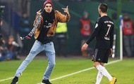 Video: Fan cuồng vào sân 'táng' thẳng mặt Ribery