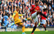 Fan M.U nổi giận vì tấm thẻ đỏ ngớ ngẩn của Smalling