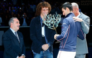 David Luiz hài hước trao cúp vô địch cho Djokovic