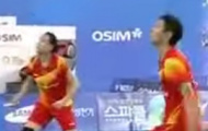 Video: Vừa đánh vừa đổi vợt, chuyện khó tin nhưng có thật