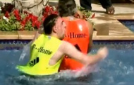 Video: Quậy tung bể bơi, Ribery tạt nước vào trợ lí HLV