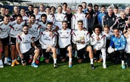 Cris Ronaldo hí hửng khoe giày vàng