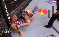 Video: Đòn khóa 1 tay vừa giúp Luke Rockhold kiếm được 50.000 USD