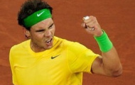 Video: Nadal đánh qua háng hạ Djokovic