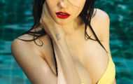 Linh Chi diện bikini, khoe ngực khủng