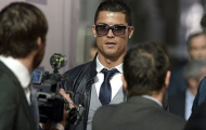 Ronaldo nhận cú đúp danh hiệu cá nhân