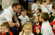Rooney được đón tiếp đặc biệt khi về trường cũ