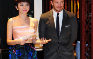 Nụ cười hút hồn của Becks trong họp báo