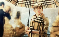 Giám đốc Burberry ngạc nhiên về mức thù lao tiền tỷ của con trai Beckham