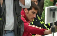 Iker Casillas móc trộm điện thoại của phóng viên
