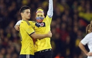Fan nữ Colombia 'phá sân' vây kín James Rodriguez