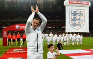 Rooney kéo 2 quý tử lên nhận mũ vàng