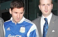 Messi được hộ tống chặt chẽ tại thành phố Manchester