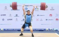 Nâng tổng cử 432 kg, VĐV xô đổ kỷ lục thế giới