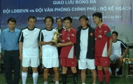 HLV Miura được tặng quà trước thềm AFF Cup 2014
