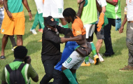 Điểm tin hậu trường 20/11: CĐV làm loạn 'lột quần' Gervinho để mừng đội nhà