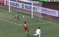 Video: Tình huống thủ môn Nguyên Mạnh 'ấp trứng'