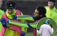 Diego Costa lóng ngóng không biết mặc áo tập như Balotelli