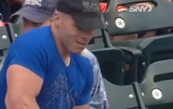 Video: Chết cười với fan bóng chày lực lưỡng chịu thua...chai nước suối