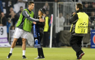 Fan nữ khóc rưng rức khi gặp Ronaldo