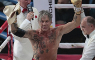 'Ông lão' Mickey Rourke thắng siêu tốc ở tuổi lục tuần